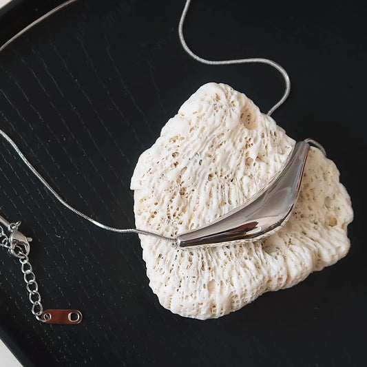 Curve Bar Necklace