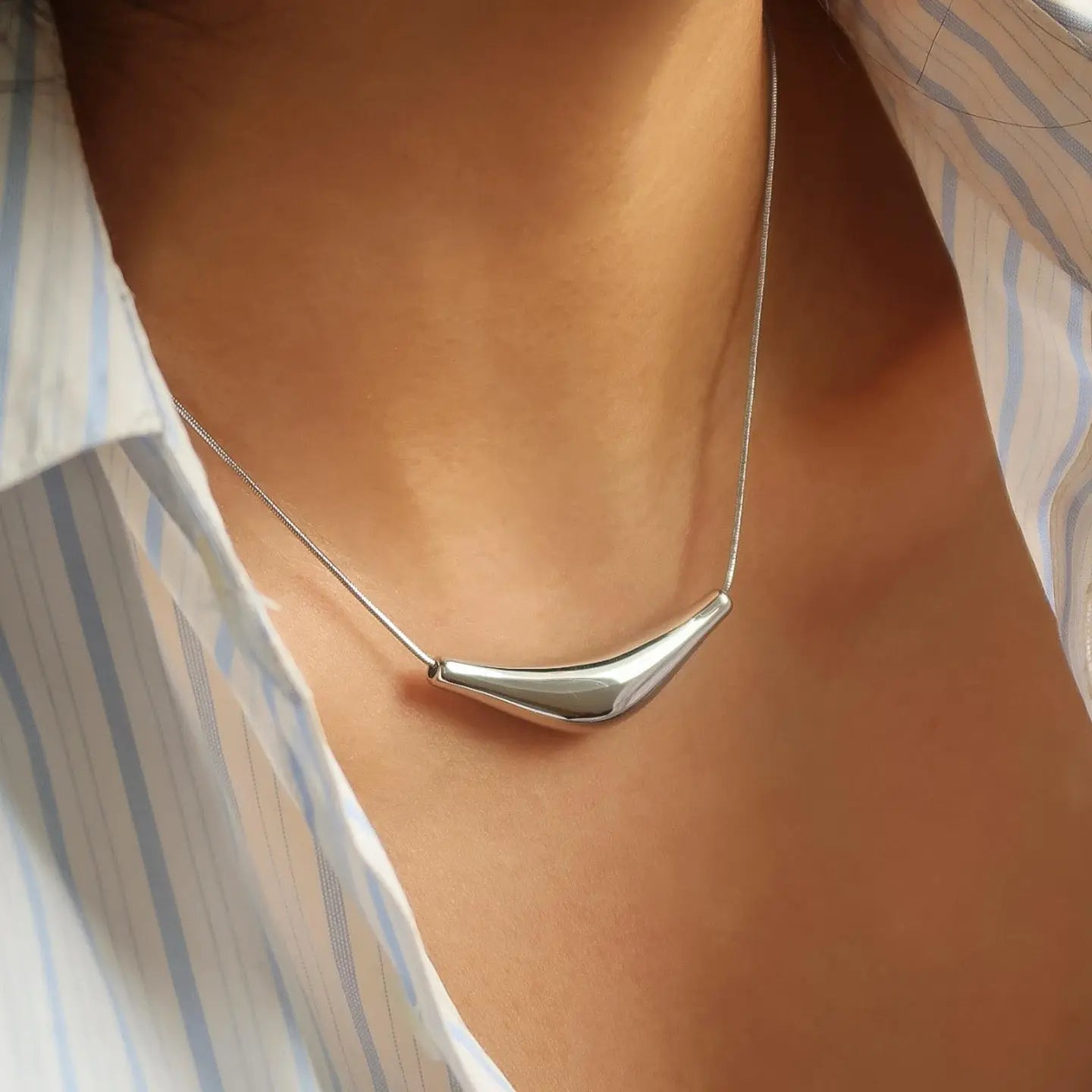 Curve Bar Necklace